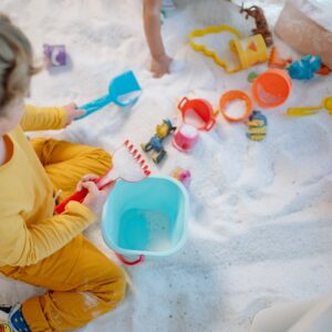 Enfant qui joue à la plage