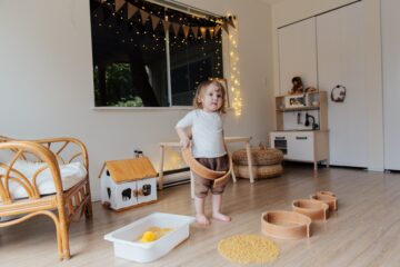 Enfant qui s'amuse avec des objets