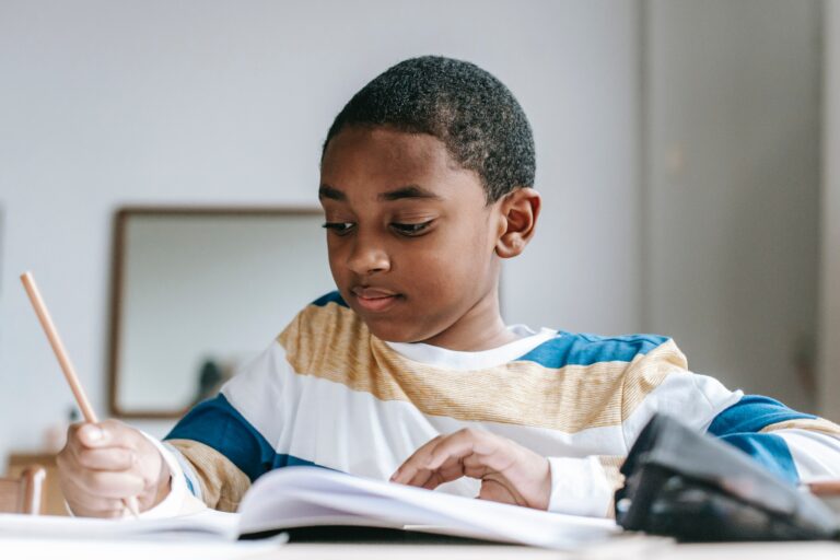 enfant qui fait ses devoirs