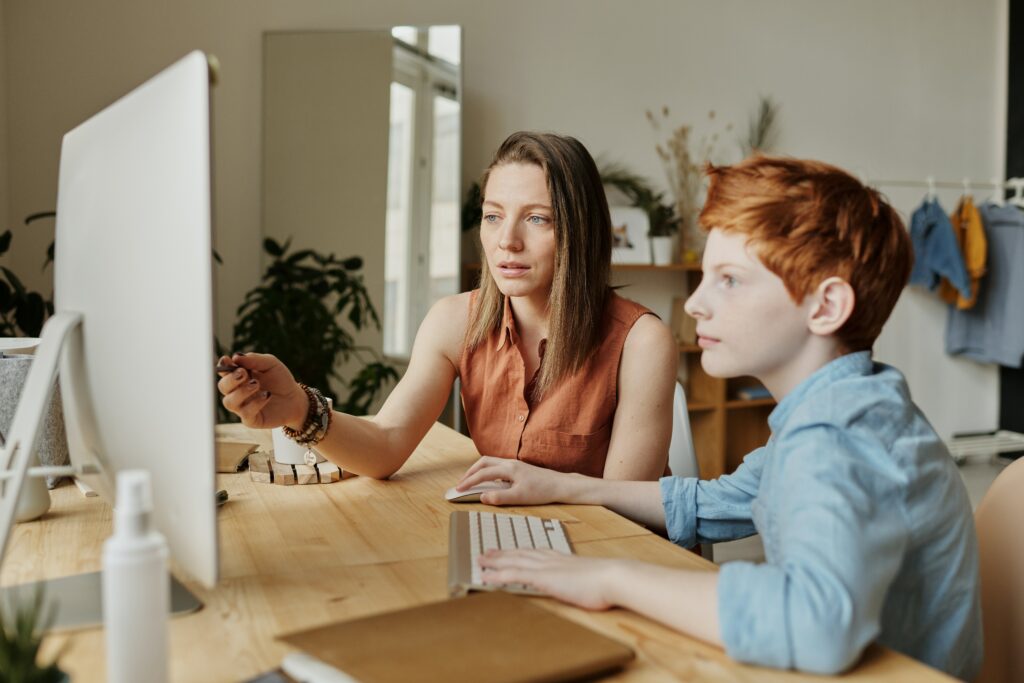 enfant qui fait ses devoirs