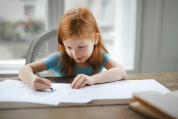 enfant qui fait ses devoirs