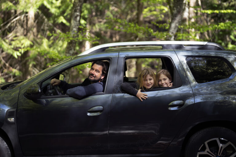 enfant dans voiture avec siège auto