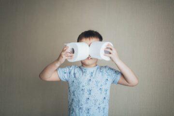 enfant papier toilette
