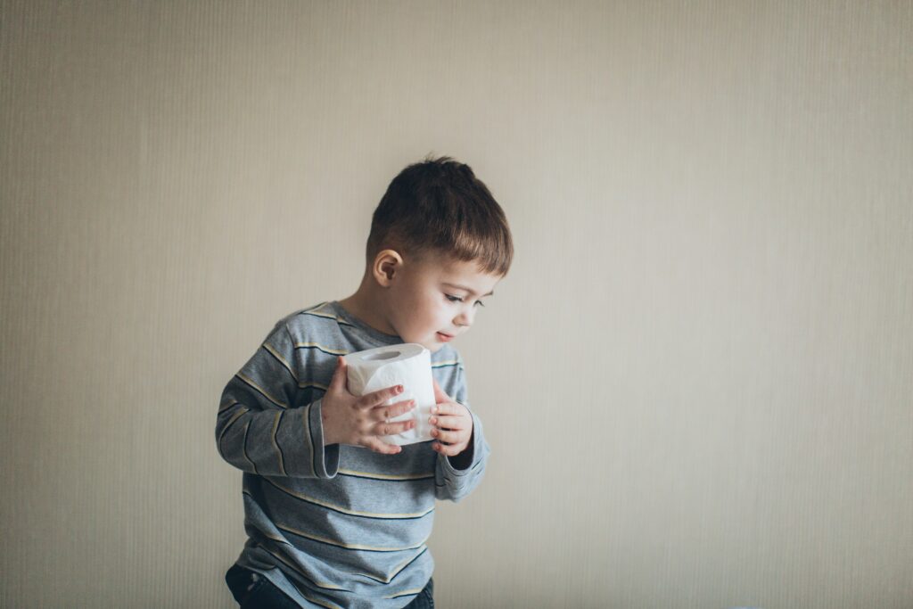 enfant au toilette